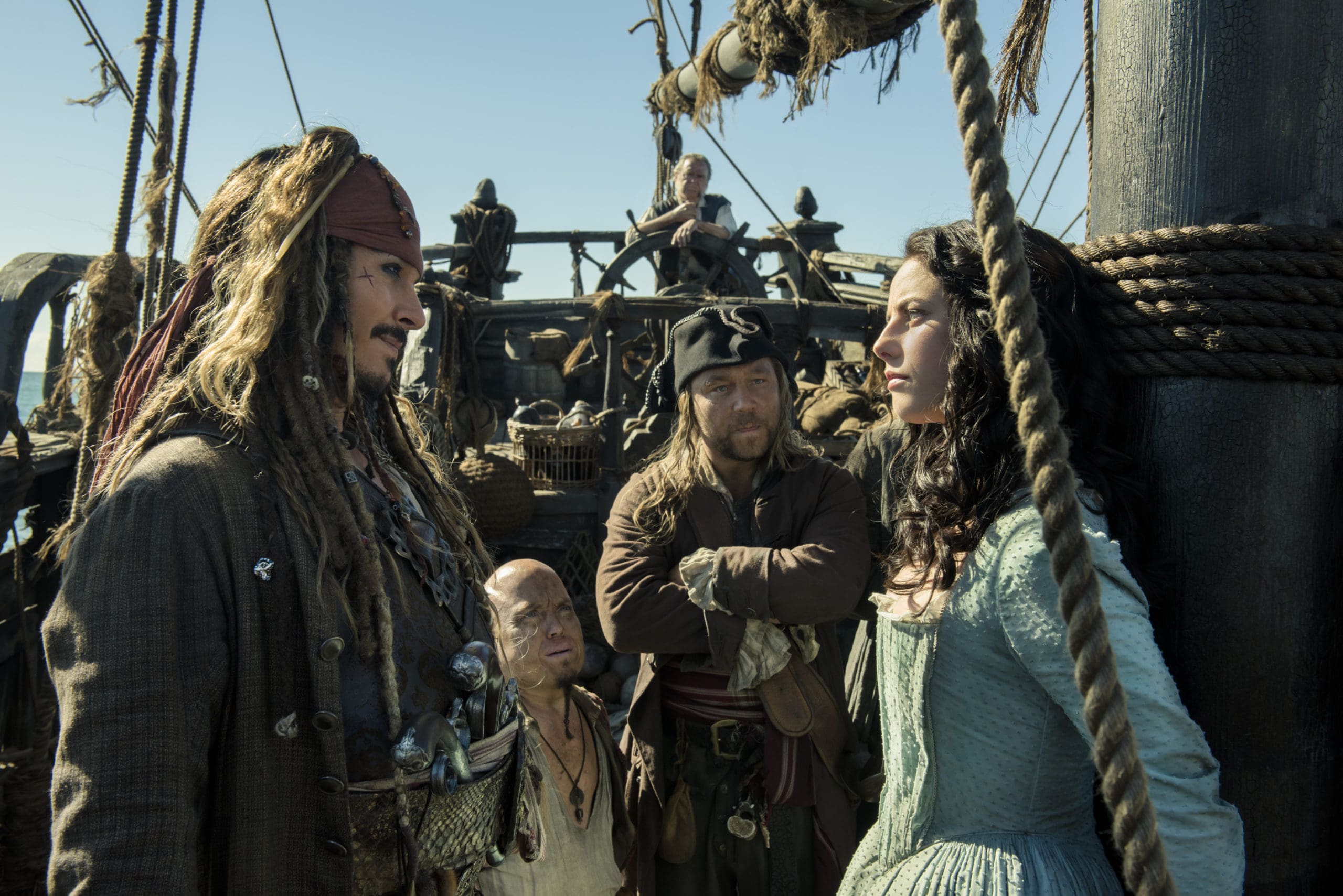 Von links nach rechts: Jack Sparrow (Johnny Depp), Marty (Martin Klebba), Scrum (Stephen Graham) und Carina Smyth (Kaya Scodelario)