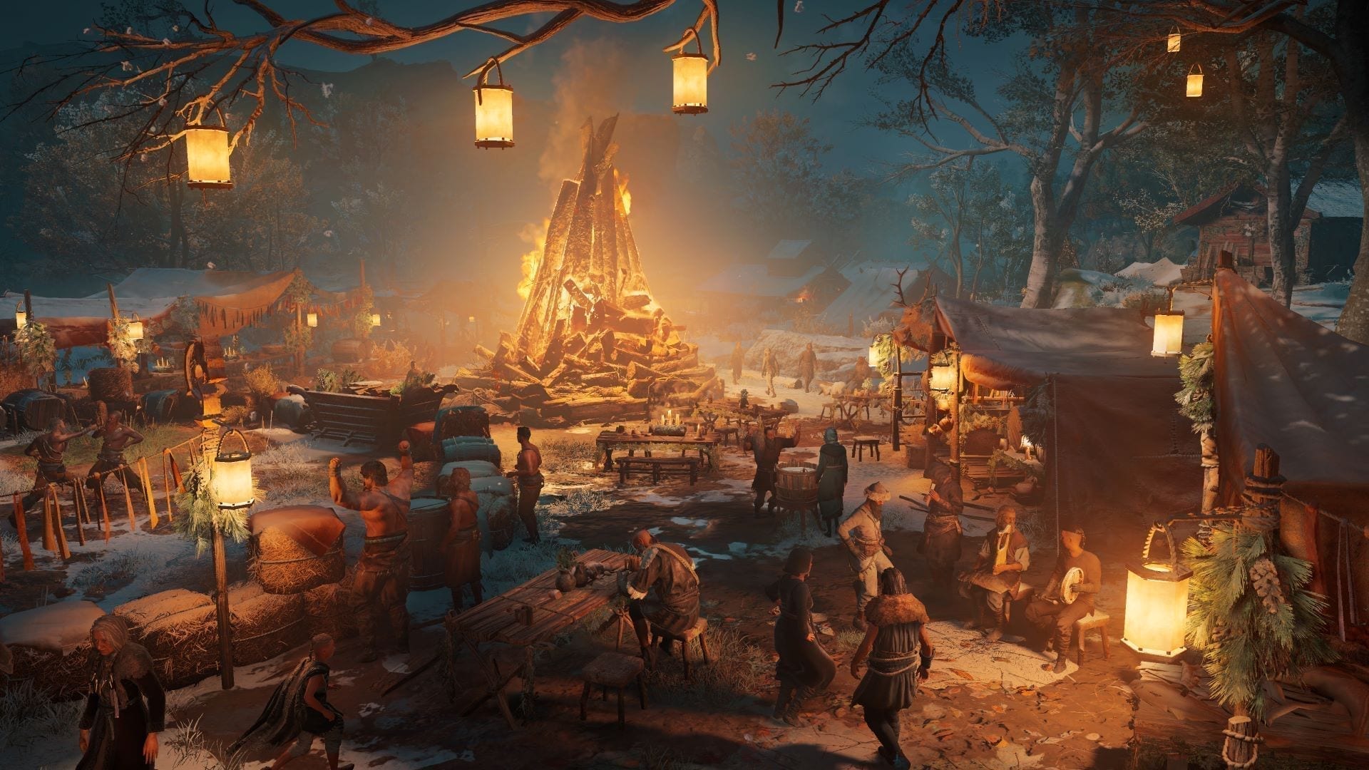 Der Screenshot des Spiels Assassin's Creed Valhalla zeigt ein für das Julfest der ersten Saison festlich geschmücktes Dorf