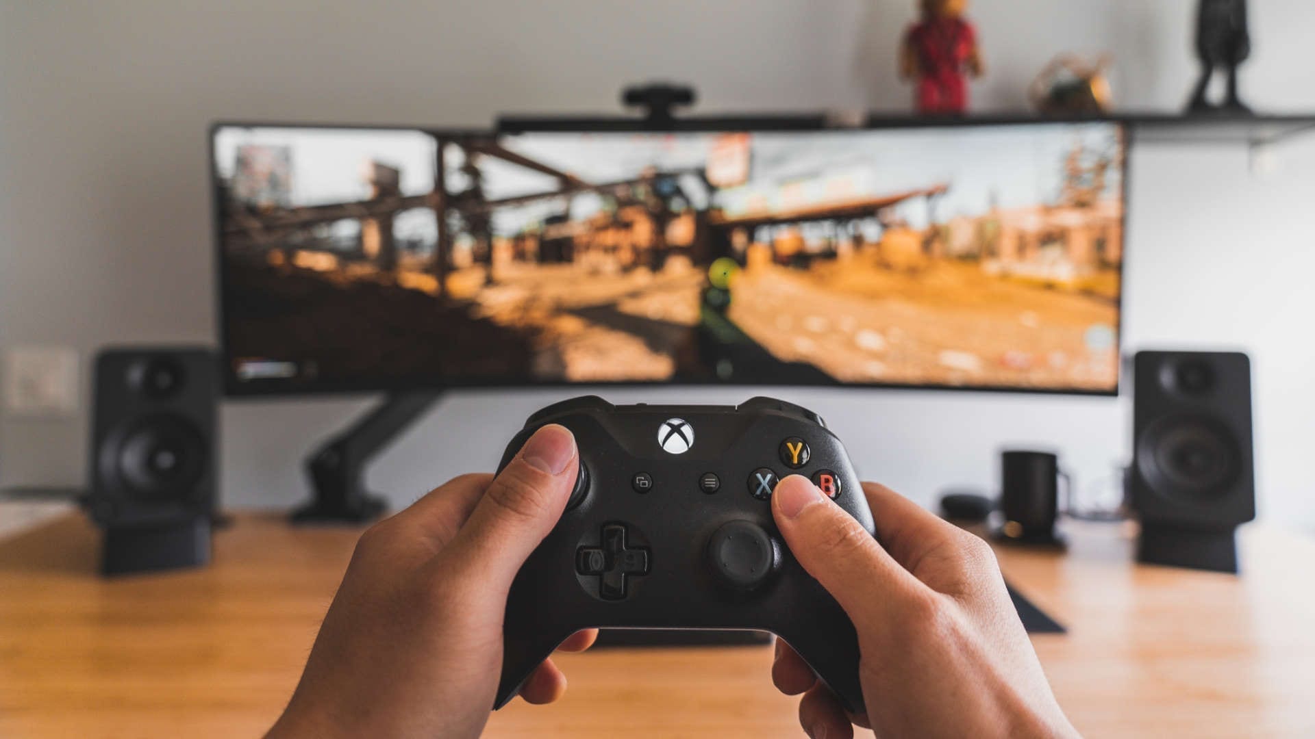 Gamer mit Xbox-Controller auf Widescreen