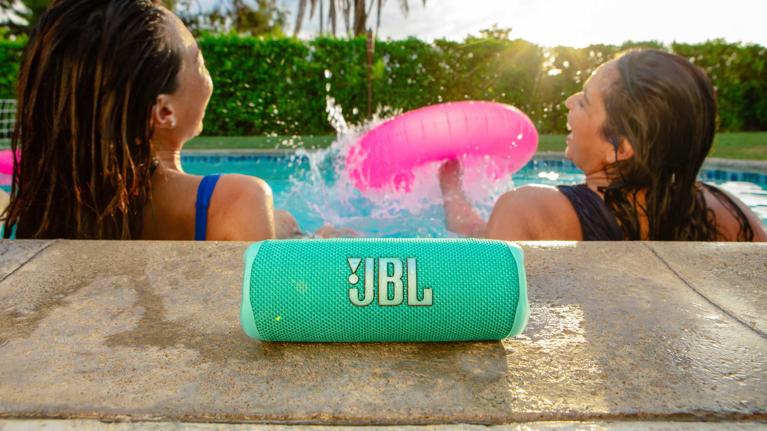JBL Flip 6 Bluetooth-Lautsprecher am Pool