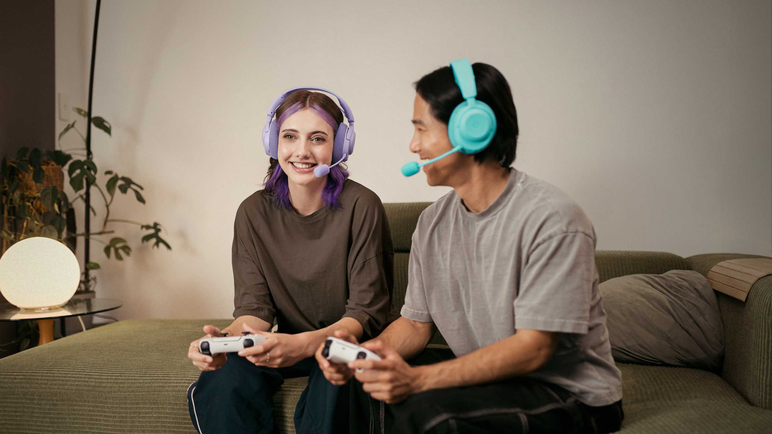 arctis_nova_3_wl_lavender_aqua_lifestyle_indoor