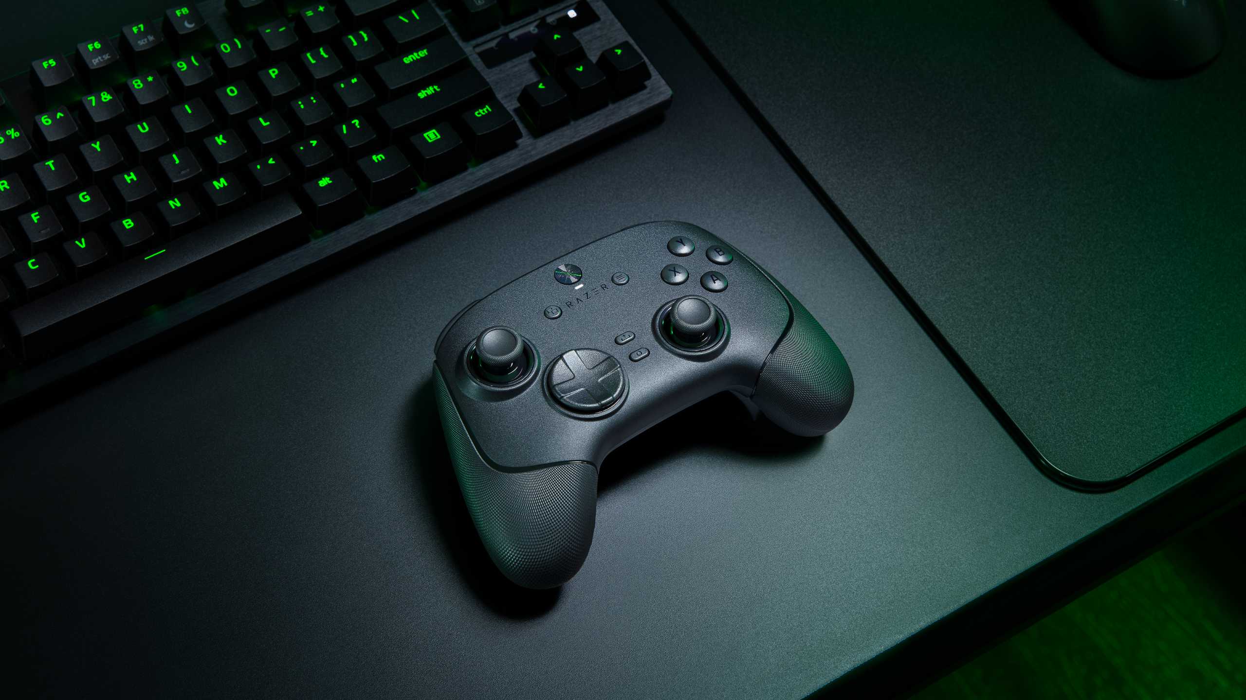 Razer_Wolverine V3 8K Pro_lifestyle