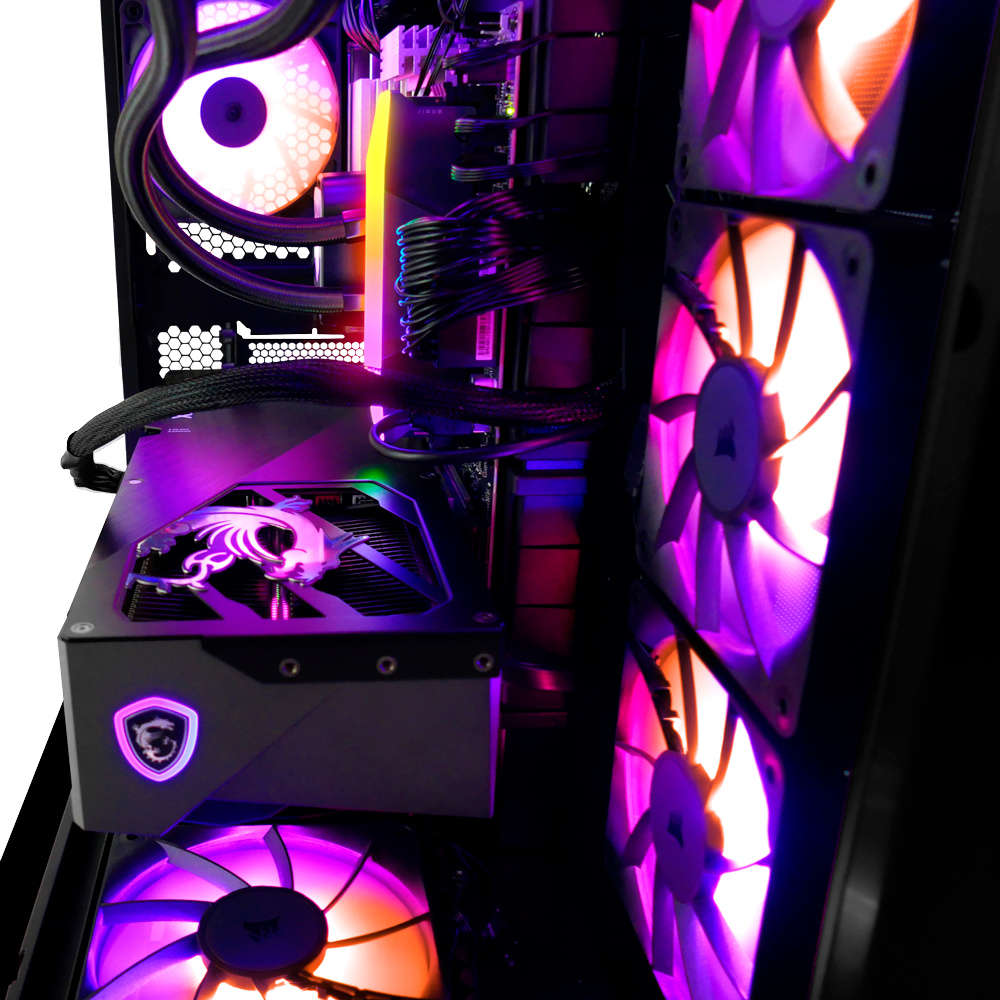 bester-gaming-pc-fuer-3000-euro-detailansicht Nahaufnahme im Gehäuse: Grafikkarte mit Drachenlogo, beleuchteter Arbeitsspeicher, Kühlschläuche und Lüfter in violettem Licht