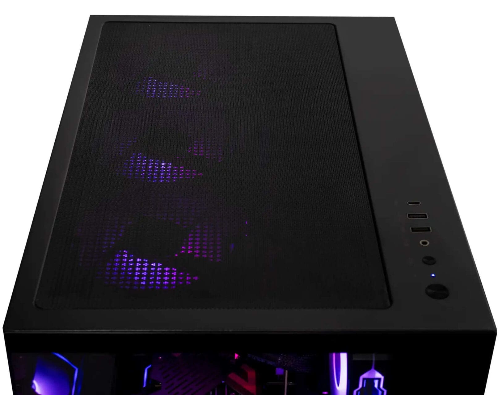 gaming-pc-test-oberseite Draufsicht auf schwarzes PC-Gehäuse mit Mesh-Deckel, darunter violett leuchtende Lüfter, rechts USB-C, zwei USB-A und Audiobuchse